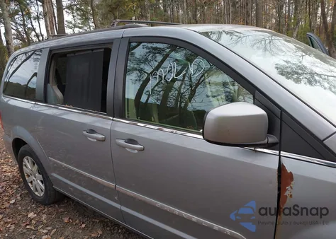 2014 Chrysler Town & Country Touring z USA, uszkodzony, nr VIN 2C4RC1BG5ER449685